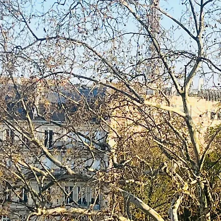 Place Equipe Au Coeur De Avec Vue Sur L'arc De Triomphe Et La Tour Eiffel Habitación en casa particular *