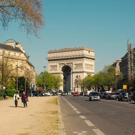 Place Equipe Au Coeur De Avec Vue Sur L'arc De Triomphe Et La Tour Eiffel Habitación en casa particular